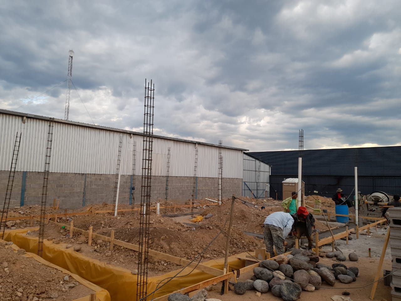 Instalación de tanques – Estación UNO Valle Dorado